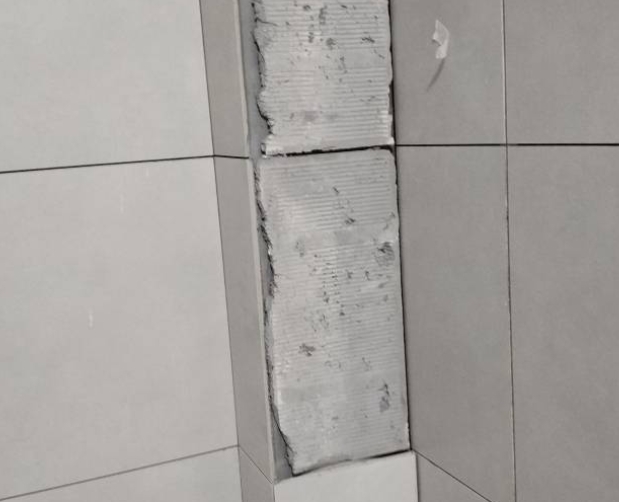 泽库瓷砖空鼓维修公司分享下瓷砖施工前基层浇水润湿程度不足，可能导致以下问题